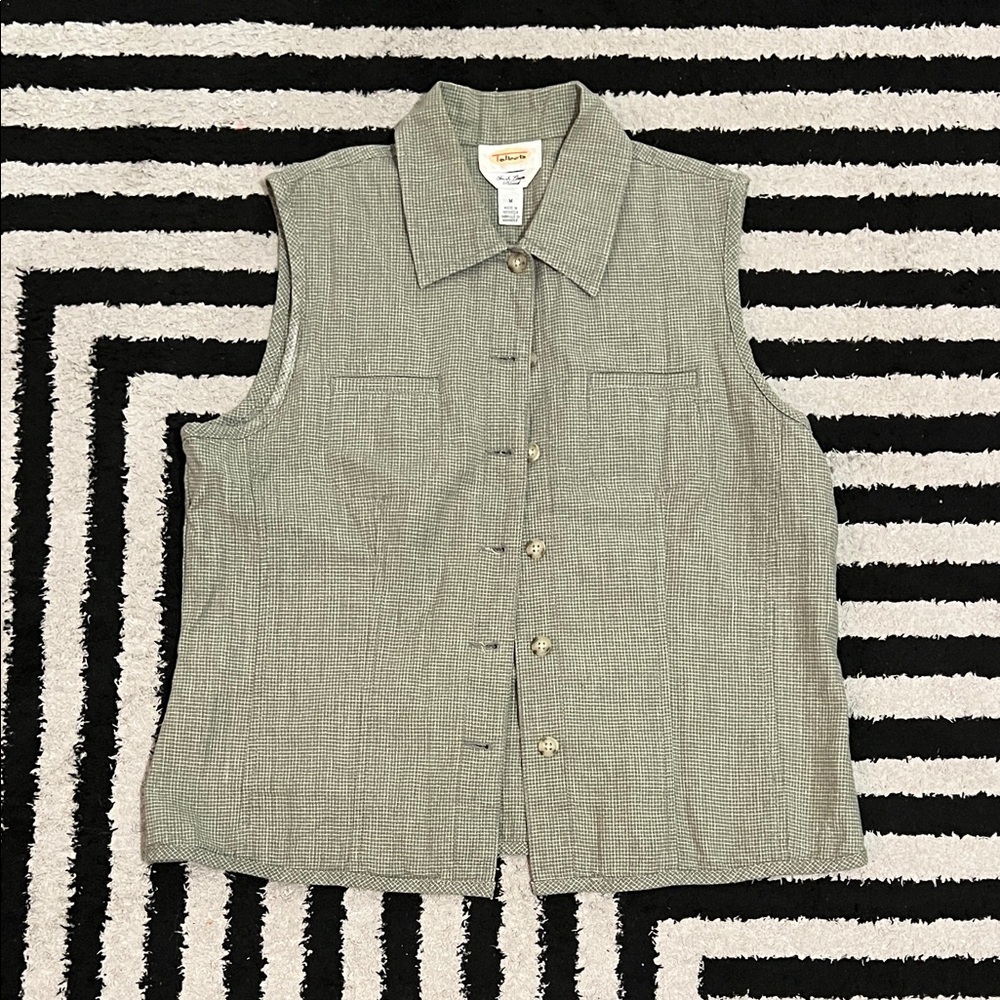 Green and White Button Down Sleeveless Shirt 💪✨